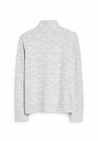 Světle šedý svetr s vysokým límcem, dlouhými rukávy a měkkým, texturovaným povrchem. Jednoduchý design bez viditelného kovového žebrování nebo vzorů.