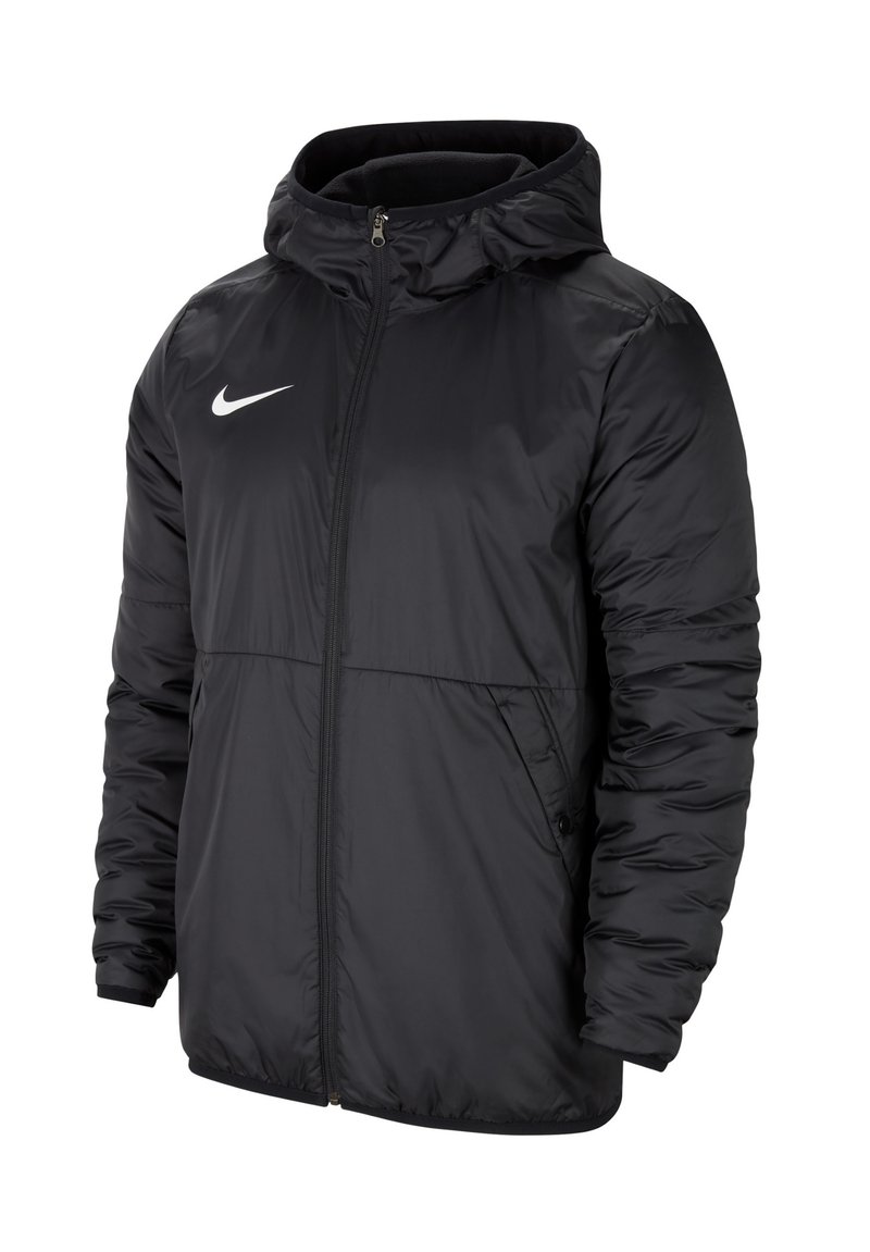 Giacca nera imbottita con cappuccio, realizzata in tessuto lucido. Presenta una chiusura con zip, tasche laterali e un logo bianco Nike sul petto.