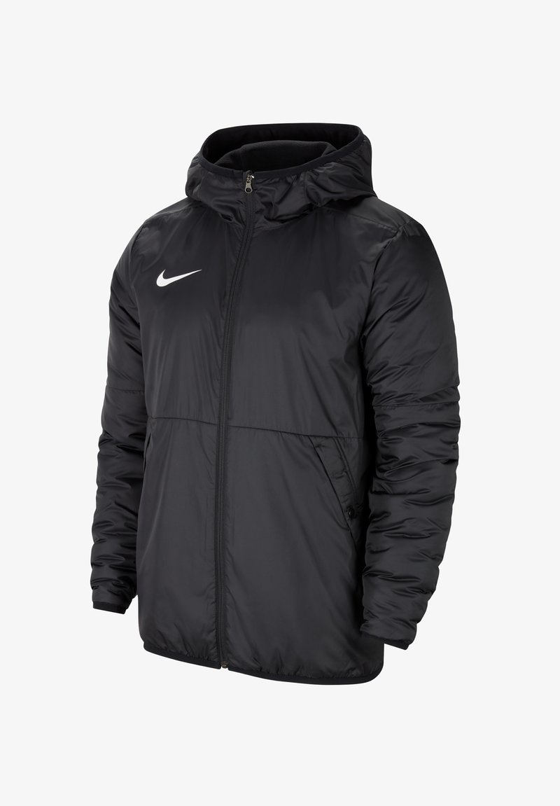 Zwarte gewatteerde jas met een capuchon, gemaakt van glanzende stof. Voorzien van een rits, zijzakken en een wit Nike-logo op de borst.