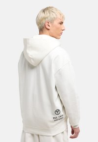 Witte hoodie van een katoenmix, met een grote capuchon, geribbelde manchetten en zoom, en een geborduurd logo met de tekst "EST. 1978 MILANO".