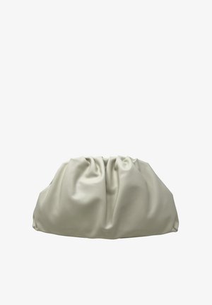 Miękka, kremowa kopertówka wykonana z gładkiego materiału z marszczonym wzorem, o zaokrąglonym kształcie i bez widocznego okucia.