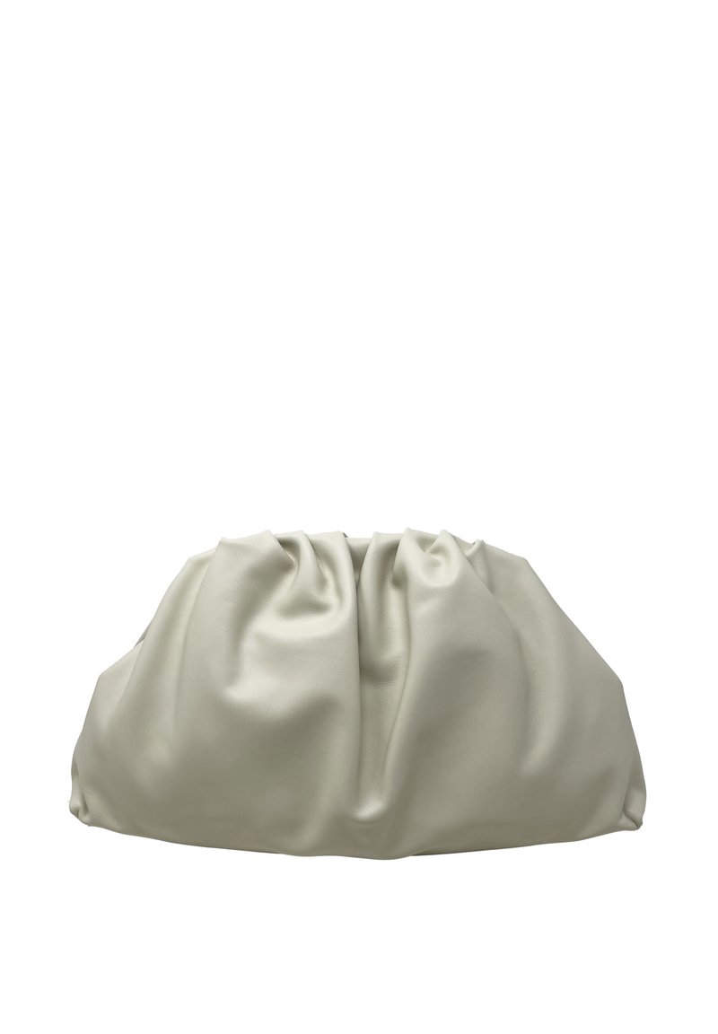 Měkká, krémová kabelka na ruku vyrobená z hladkého materiálu s skládacím designem, nabízející zaoblený tvar a žádný viditelný kovový doplněk.