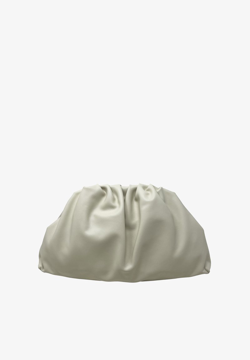 Měkká, krémová kabelka na ruku vyrobená z hladkého materiálu s skládacím designem, nabízející zaoblený tvar a žádný viditelný kovový doplněk.