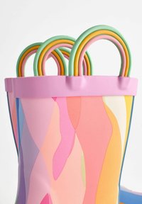 Kolorowa plastikowa torba tote z zakrzywionymi tęczowymi uchwytami. Posiada abstrakcyjne wzory fal w odcieniach różu, niebieskiego i żółtego.
