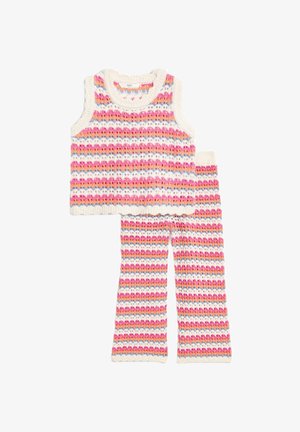 Stickad tvådelad outfit med en ärmlös topp och matchande byxor. Mönster inkluderar ränder i rosa, vitt och blått med ribbade strukturer.
