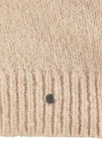 Beżowa dziana czapka z ribbowanym wzorem, wykonana z miękkiej włóczki, z małą metalową metką wytłoczoną z napisami "Lecimy!"