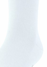 Weißer Baumwollsocken mit geripptem Muster und glatter Oberfläche, ausgestattet mit verstärkter Spitze und Ferse für hohe Langlebigkeit.