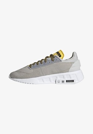Trainers - beige