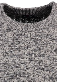 Strickpullover mit strukturiertem Muster in Grautönen und Beige, mit einem gerippten Ausschnitt. Markenlabel ist innen sichtbar.