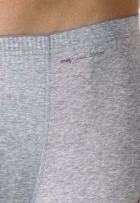 Grå bomullskalsonger med mjuk textur, försedda med logotypen "mey CASUAL COTTON" på midjebandet. Enkelt design, utan mönster.