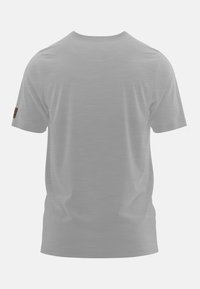 Lichtgrijze t-shirt met korte mouwen, ronde hals, gemaakt van zachte stof. Bevat een klein logo-opdruk op de linkermouw.