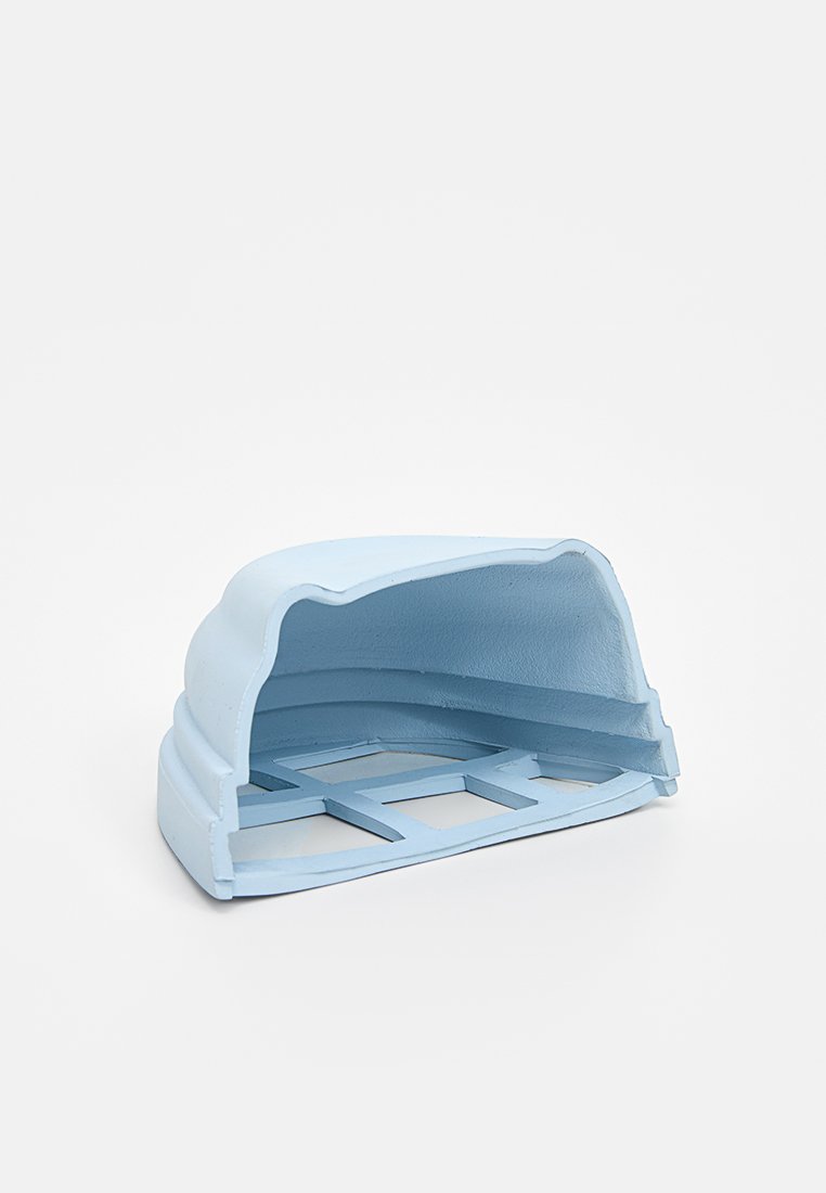 Oggetto in plastica stampata di colore azzurro, sagomato come una mezza cupola con un'esterno testurizzato e una struttura interna a griglia.