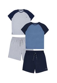 Zwei Sätze Freizeitkleidung: graue und navy T-Shirts mit Raglanärmeln; graue und navy Shorts mit elastischen Taillenbündchen und Kordelzügen.