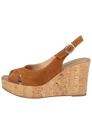 Sandale compensée en daim marron avec bout ouvert, bride arrière, boucle argentée et talon plateforme en liège.