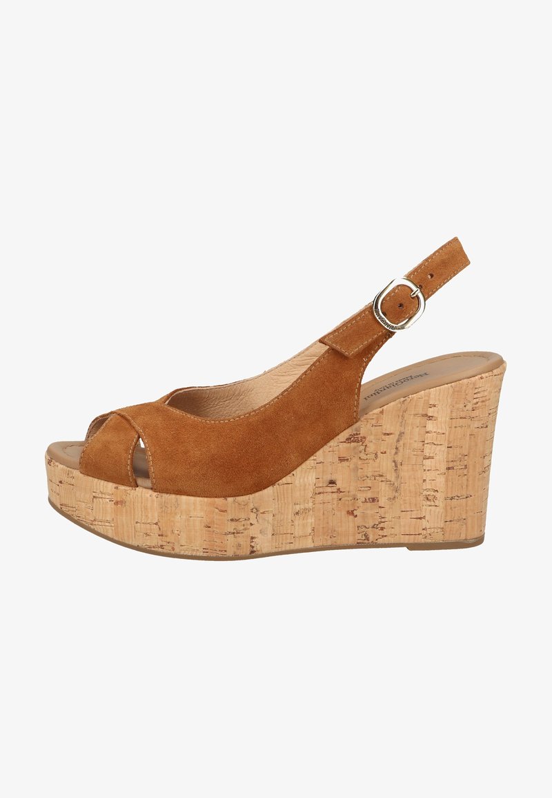 Sandale compensée en daim marron avec bout ouvert, bride arrière, boucle argentée et talon plateforme en liège.