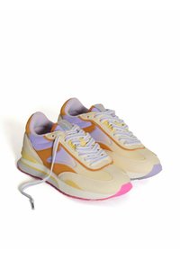 Sneakers met een crèmekleurige basis en accenten in oranje, lavendel en roze. Gemaakt van leer en synthetische materialen met textuurafwerkingen.