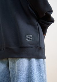 Salomon LOGO PRIDE HOODIE UNISEX - Φούτερ με κουκούλα - deep black