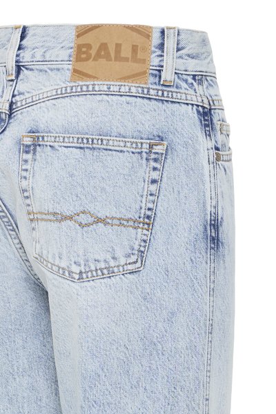 Svetlomodré džínsy z denimového materiálu s béžovým koženým štítkom na páse. Majú zadnú vrecko s vertikálnym šitím, ktoré vykazuje bledý, textúrovaný vzhľad.