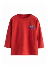 Rotes Langarm-T-Shirt aus weichem, strukturiertem Stoff mit einem blauen Hubschrauber und einer auf der Brust gestickten Figur. Rundhalsausschnitt.