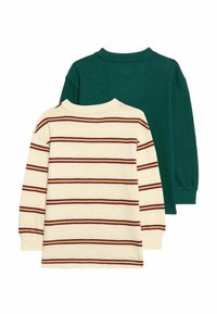 Zwei Langarmshirts: eines einfarbig grün, das andere cremefarben mit roten und marineblauen horizontalen Streifen. Aus Baumwollmaterial, im Rundhalsdesign.