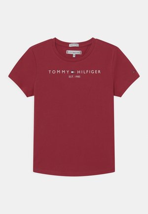 T-shirt rouge en coton biologique avec un col rond et des manches courtes, portant un logo blanc indiquant "TOMMY HILFIGER EST. 1985" sur le devant.
