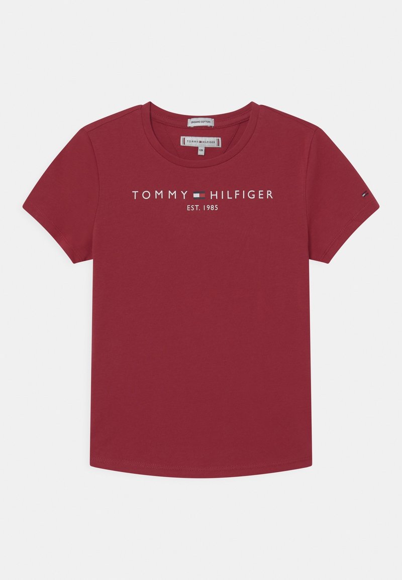 Rød T-shirt i økologisk bomuld med rund hals og korte ærmer, med en hvid logo med teksten "TOMMY HILFIGER EST. 1985" på forsiden.