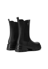 Stivali alla caviglia in pelle nera con pannelli elastici laterali, suola in gomma spessa e linguette posteriori. Finitura liscia con leggero luccichio.