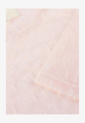 Lichtroze kabel gebreide stof met een ruitpatroon en geribbelde gebreide randen, met een deel van een gevouwen kledingstuk zichtbaar.