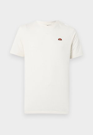 Hvit kortermet t-skjorte med rund hals og liten rød og oransje logo på venstre bryst mot ensfarget bakgrunn.