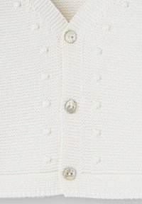 Cardigan bianco lavorato a maglia con scollo a V, sei bottoni con finitura perlacea e dettagli in rilievo sulla parte frontale.