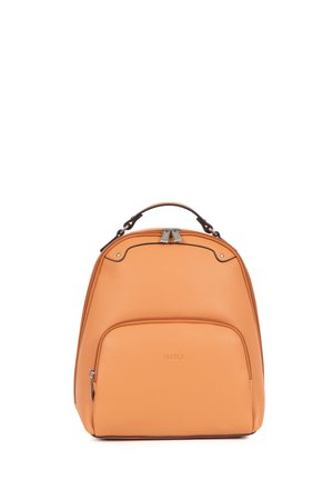 Sac à dos compact en cuir fauve avec poche avant zippée, poignée supérieure et fermeture à double zip.
