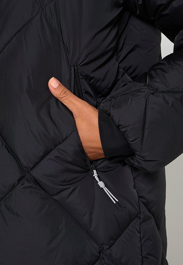 Schwarze gepolsterte Jacke mit einem gesteppten Muster, elastischen Bündchen und einer Seitentasche mit einem Kordelzug-Detail. Das Material ist glatt und glänzend.