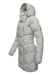 Szary puchowy płaszcz o fakturowanym wykończeniu, z kapturem i zapięciem na zamek. Posiada pikowane sekcje, elastyczne mankiety oraz logo akcentujące na rękawie.