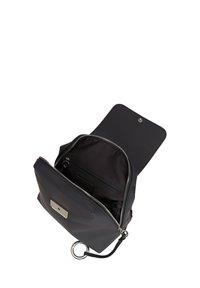 Mochila negra con un acabado suave, cremallera plateada y un cierre de metal. Cuenta con un bolsillo frontal y forro de tela con un bolsillo con cremallera interno.