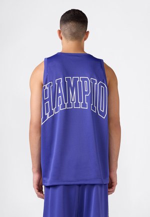 Mann, der mit dem Rücken zum Betrachter steht, trägt ein blaues Sporttrikot und Shorts, mit dem Wort "CHAMPION" in großen weißen Buchstaben auf dem Rücken.