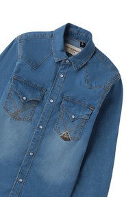 Camicia in denim blu con chiusura frontale a bottoni, colletto a punta, due tasche sul petto e dettagli in cucitura a contrasto.