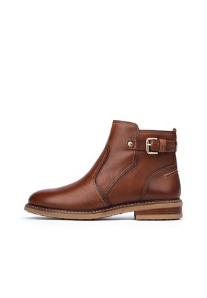 Bottine en cuir marron avec sangle latérale à boucle, petit talon empilé et détails cousus sur une semelle beige clair sur fond blanc.