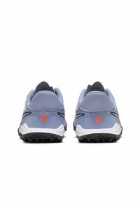 Deux chaussures de sport vues de l'arrière, présentant une tige en mesh bleu clair, des accents noirs, des détails orange et une semelle en caoutchouc.