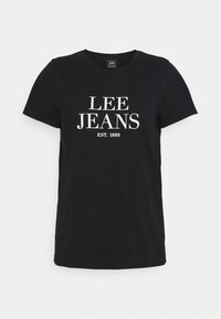 Camiseta de algodón negra con cuello redondo, que presenta el texto impreso en blanco "LEE JEANS" y "EST. 1889" exhibido de manera prominente en la parte delantera.