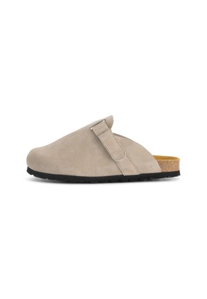 Beige instapklomp met verstelbare band, kurken voetbed en zwarte, getextureerde zool, ontworpen voor casual gebruik.