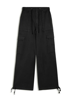 Pantalon cargo noir à jambes larges, avec taille élastique, cordons, grandes poches à rabat à l'avant et sur les côtés, et liens réglables aux ouvertures des jambes.