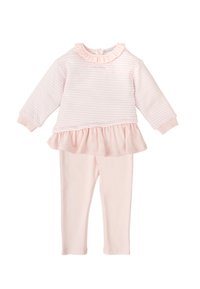 Blusa de manga larga rosa claro con patrón a rayas y dobladillo con volantes, combinada con leggins rosa liso a juego. Material de algodón suave.