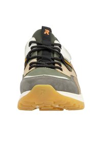 Baskets vertes, beiges et grises avec une tige texturée, des lacets noirs et une semelle en caoutchouc. Présente un logo au talon et des matériaux contrastants.