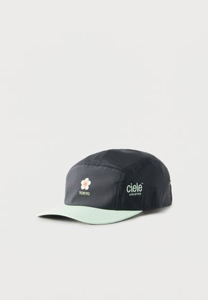Casquette à cinq panneaux noire et vert clair avec un petit motif floral et le texte "TOKYO" à l'avant, ainsi que le logo "ciele ATHLETICS" sur le côté.