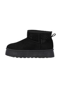 Botines de ante negros con punta redonda y suela de plataforma texturizada. Cuenta con tachuelas decorativas negras a lo largo de la parte superior para un detalle adicional.