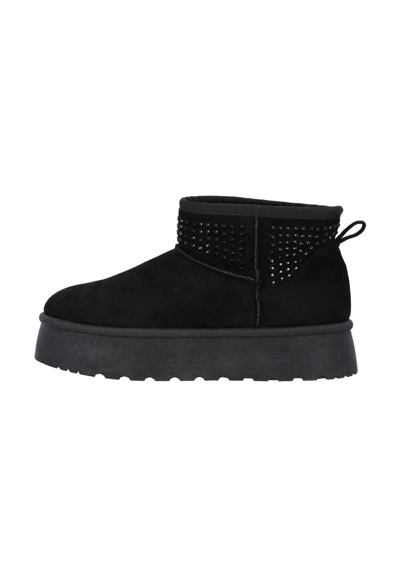 Botines de ante negros con punta redonda y suela de plataforma texturizada. Cuenta con tachuelas decorativas negras a lo largo de la parte superior para un detalle adicional.