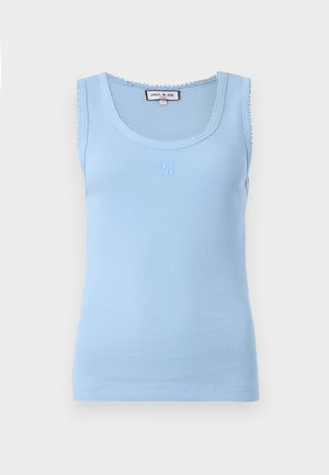 Lysblå ribbet tanktop med rund halsudskæring og bølget kant. Har broderet logo på forsiden og en tætsiddende silhuet.