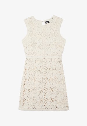 Mouwloze witte gehaakte jurk met bloemmotief van kant, getailleerde taille en een knoopsluiting met een sleutelgat aan de achterkant van de halslijn.