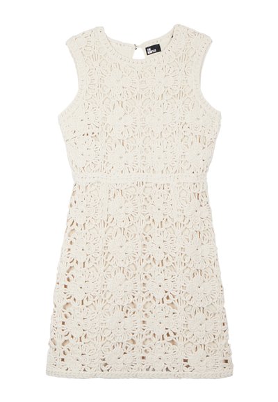 Vestido blanco sin mangas de crochet con patrón floral de encaje, cintura ajustada y cierre con botón en forma de ojo de cerradura en la parte trasera del cuello.
