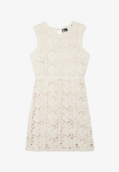 Vestido blanco sin mangas de crochet con patrón floral de encaje, cintura ajustada y cierre con botón en forma de ojo de cerradura en la parte trasera del cuello.